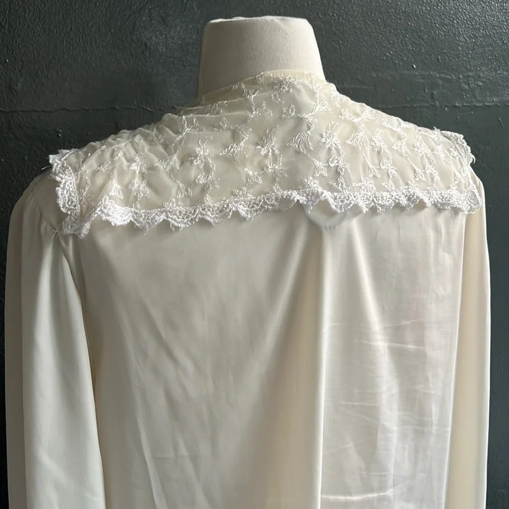Chic White Lace Trim Blouse - Picture 6 of 10